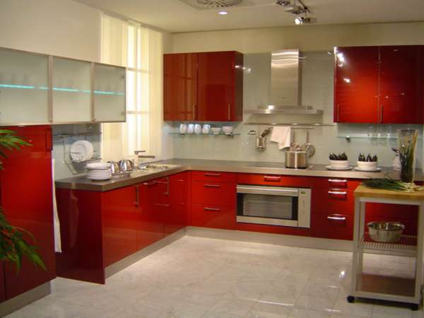 Кухонный гарнитур с красными фасадами