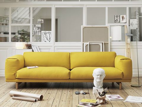 желтый диван