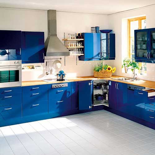 яркая кухня синего цвета