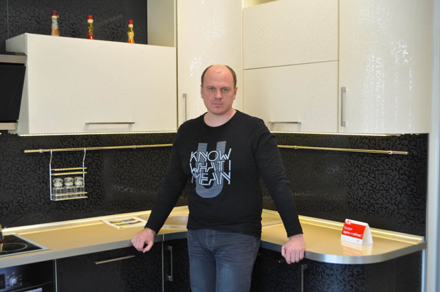Александр Александрович на фоне одной из самых популярных моделей кухонь