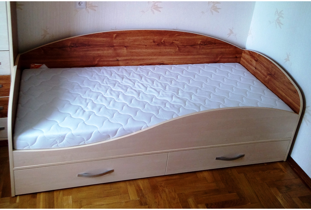 Какая кровать полуторка. Кровать полуторка с выдвижными ящиками. Ящики для кровати односпальной. Детские кровати полуторки. Кровать 1 5 спальная с ящиками.