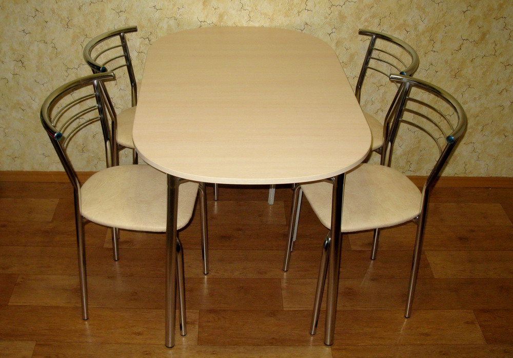 Кухонные столы стулья бу. Столы и стулья для кухни. Кухонный стол с табуретками. Круглый стол со стульями для маленькой кухни. Овальный стол на маленькую кухню.