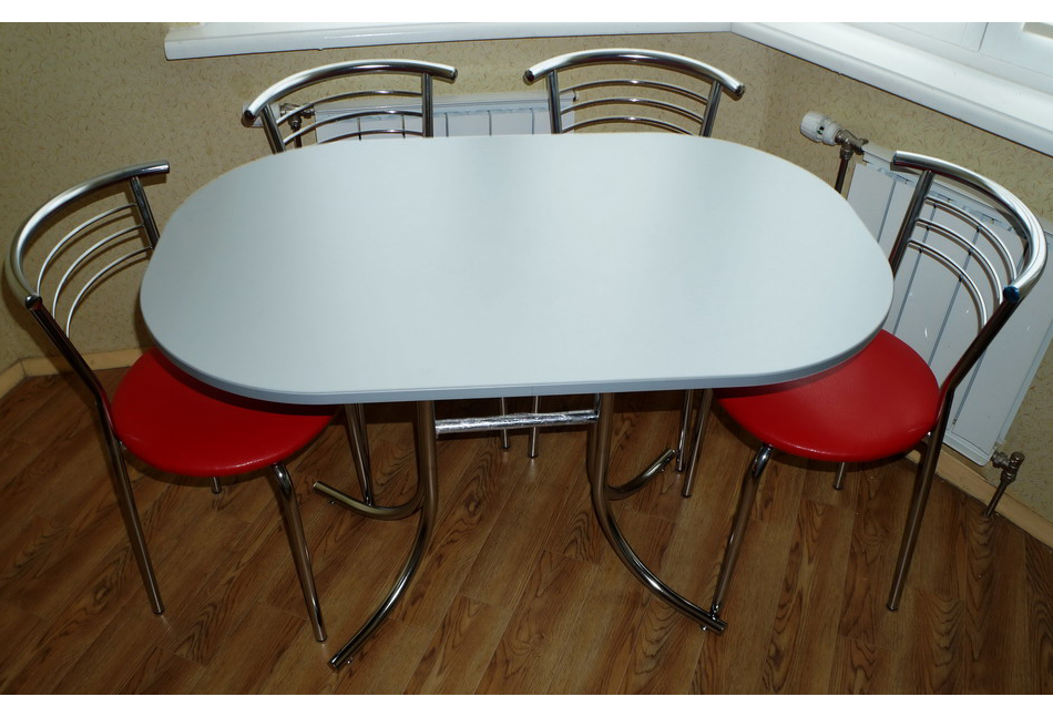 Стол кухонный гомель. Овальный стол на кухню. Стол овальный. Овальные кухонные столы для маленькой. Стол и стулья для маленькой кухни.