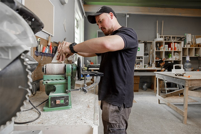 Руководитель бюро переводов взял рубанок, чтобы научить работать руками тех, кто работает головой