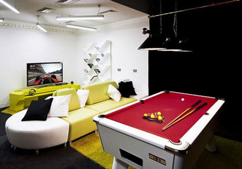 бильярд в комнате для отдыха