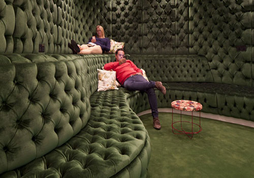 комната, обитая велюром