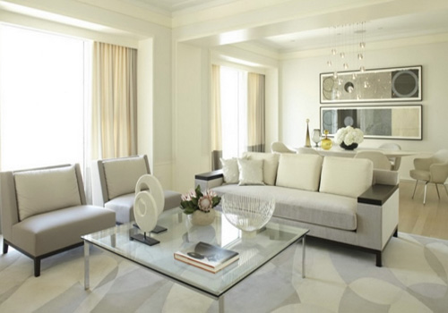 диван с креслами в гостиной