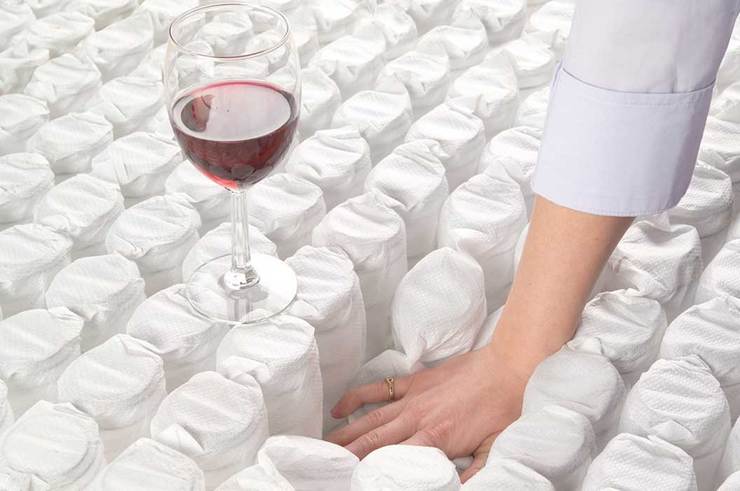 вино на матрасе