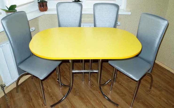 желтый стол