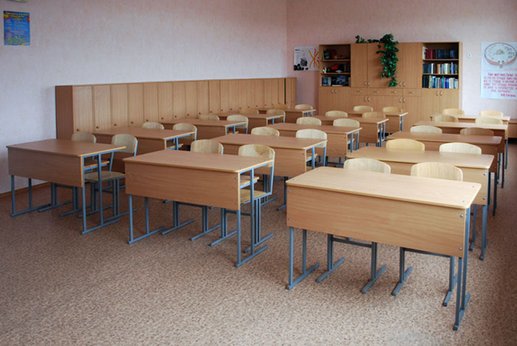 Что можно увидеть в классе. Парты в классе. Школьная парта в школе. Мебель для школьного класса. Мебель для начальной школы.