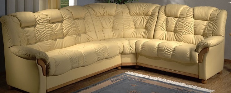 Bezhevyiy uglovoy divan