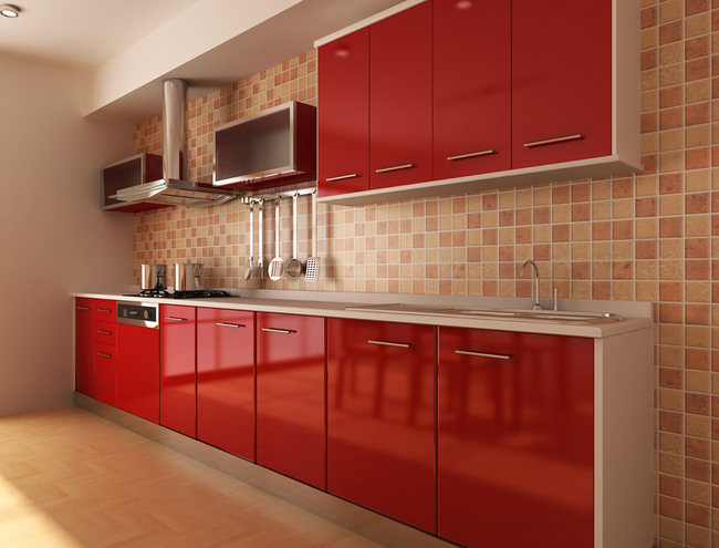 Kuhnya lineynaya s krasnym fasadom