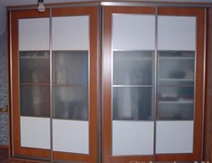 Shkaf kupe neobychnoi formy