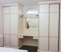 Shkaf kupe s trumo belyi