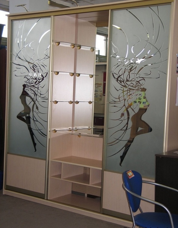 Shkaf kupe s tualetnym stolikom v tsentre