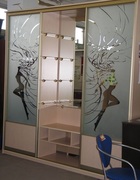 Shkaf kupe s tualetnym stolikom v tsentre