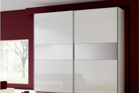 Lineinyi shkaf kupe s belymi glyantsevymi fasadami