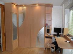 Shkaf kupe uglovoi so stolom