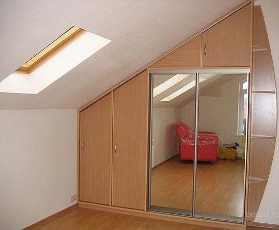 Shkaf kupe na mansardu