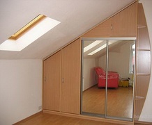 Shkaf kupe na mansardu