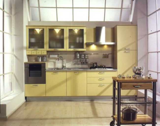 Kuhnya sovremennaya zheltaya s podsvetkoy