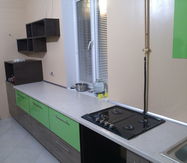 Kuhnya sovremennaya s kombinirovannim fasadom