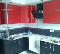 Kuhnya krasno chernaya s barnoy stoykoy 1 