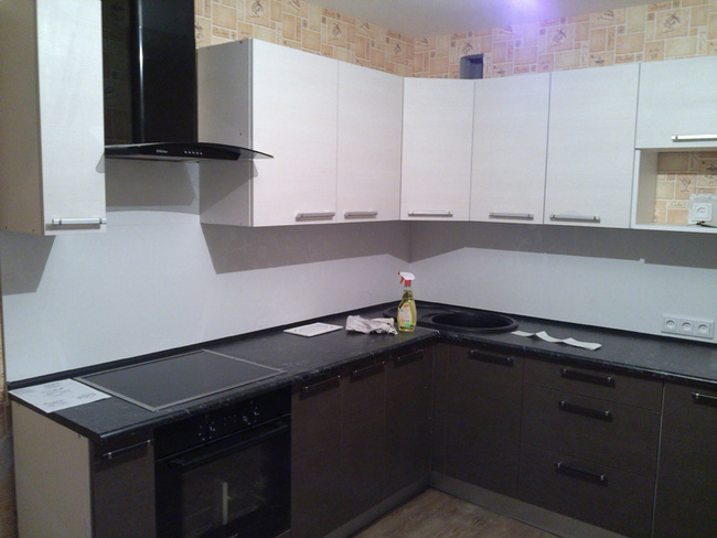 Kuhonniy garnitur s dvuhcvetnim fasadom 1 