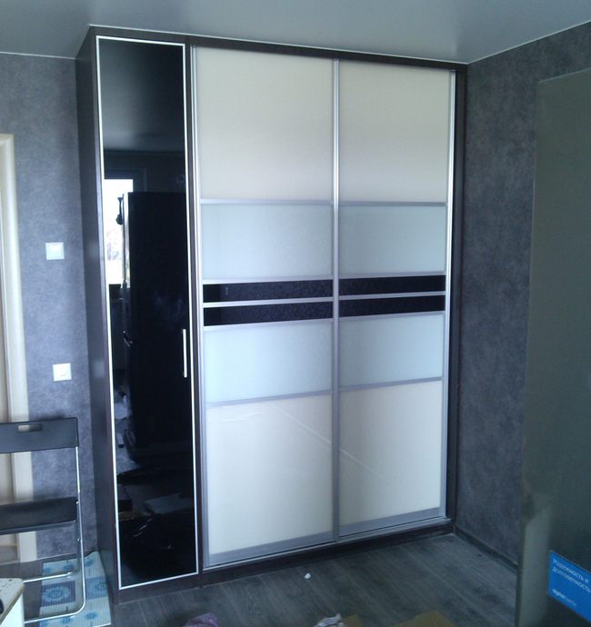 Shkaf kupe s raspashnoy dveriu 1 