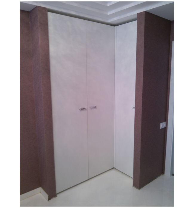 Shkaf trehdverniy s belim fasadom 1 