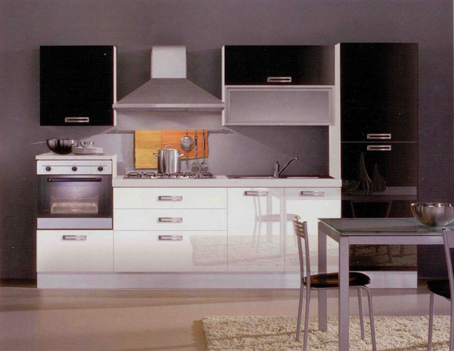 Kuhnya cherno belaya s glyancevoy poverhnostiu