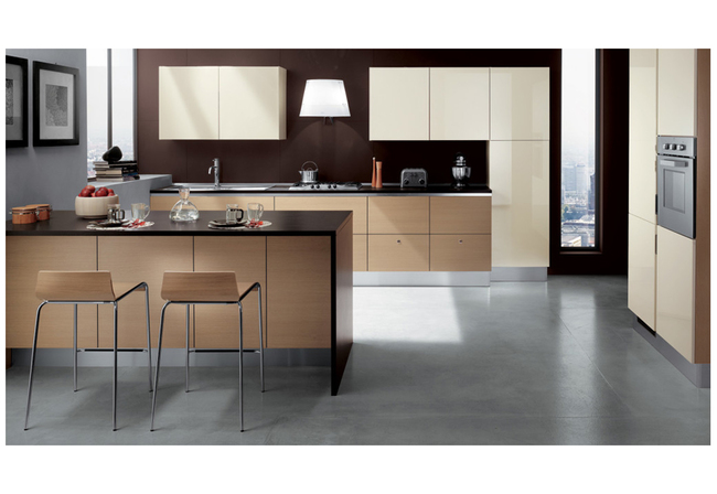 Kuhnya dvuhcvetnaya s barnoy stoykoy