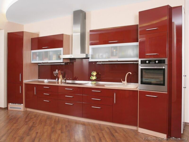 Kuhnya lineynaya s krasnym fasadom