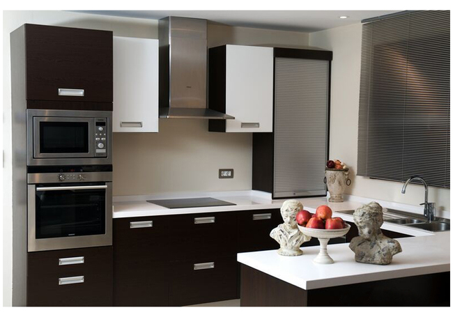 Kuhnya cherno belaya svreznymi ruchkami