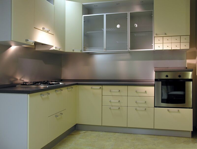 Kuhnya kompaktnaya s salatovym fasadom