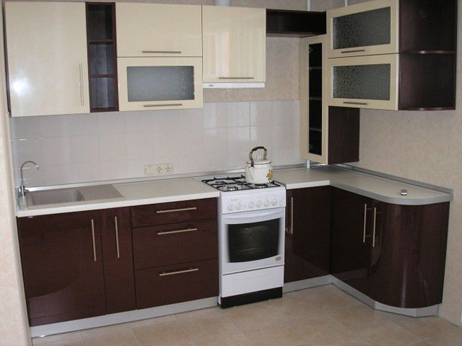 Kuhnya mebel family korichnevo bezhevaya