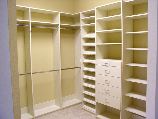 Garderobnaya uglovaya belaya