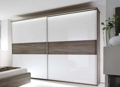 Shkaf kupe s seroi vstavkoi pod derevo