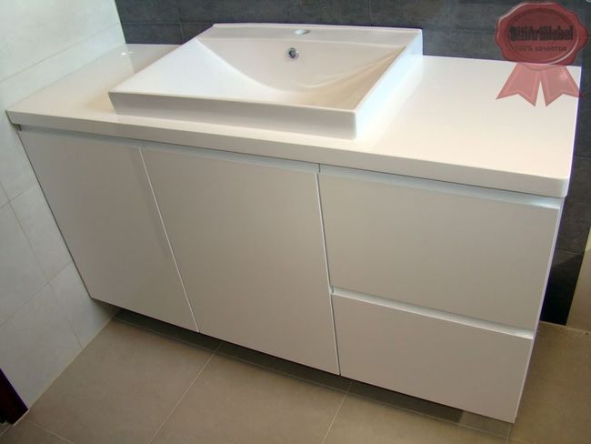 Tumba v vannuju belyj gljanec bez ruchek