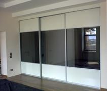 Shkaf kupe temnaya vstavka