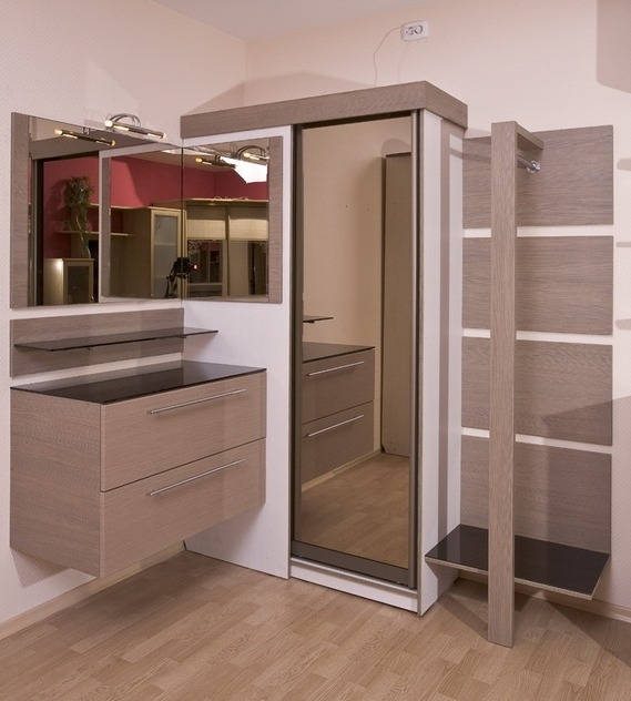 Shkaf kupe uglovoy v prihozhuyu