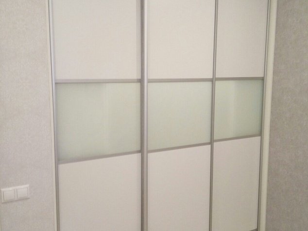 Trehstvorchatyi shkaf kupe belyi zhemchug