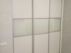 Trehstvorchatyi shkaf kupe belyi zhemchug