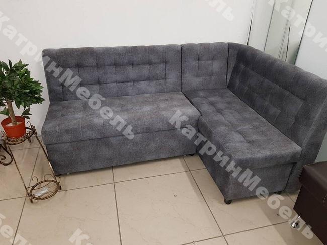 Stilnyi uglovoi divan v kvadratnoi styazhke sidenii