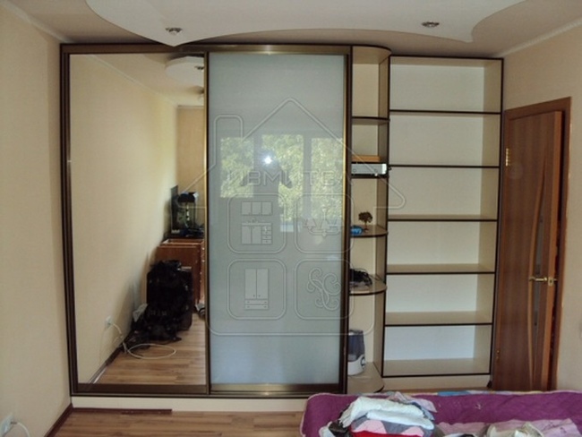 Shkaf prymoy szerkalom