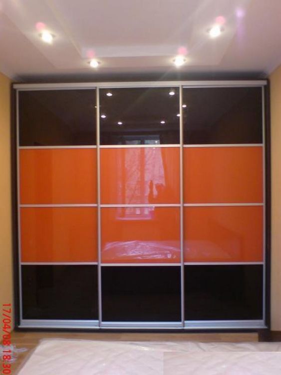 Acrilovii shkaf kupe