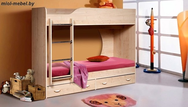 Krovat dvukhyarusnaya krepysh 1