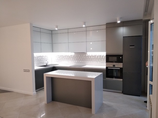 Kuhnya s fasadami iz stekla 1