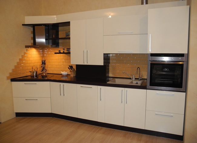 Belaya kuhnya s penalom dlya tehniki