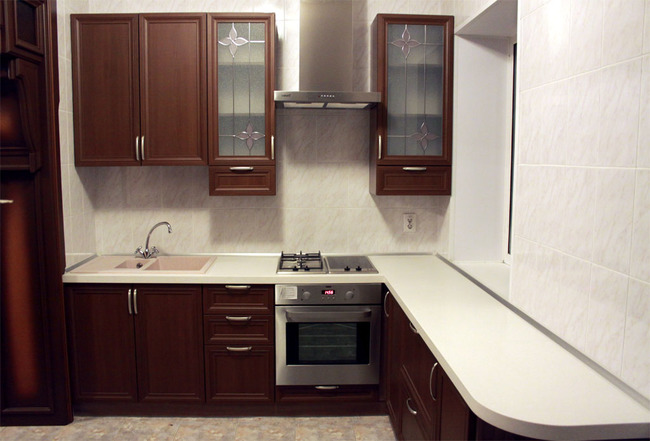 Kuhnya s ramochnymi fasadami iz mdf korichnevaya